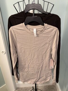 2 Small S Yogalicious in Shadow Rock & Chocolate Mousse long sleeve t shirts